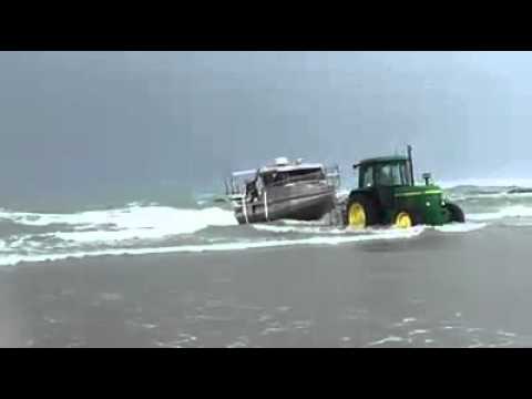 OMG!!!Extreme docking! Rescate de un yate en marcha en el remolque de un tractor con mala mar