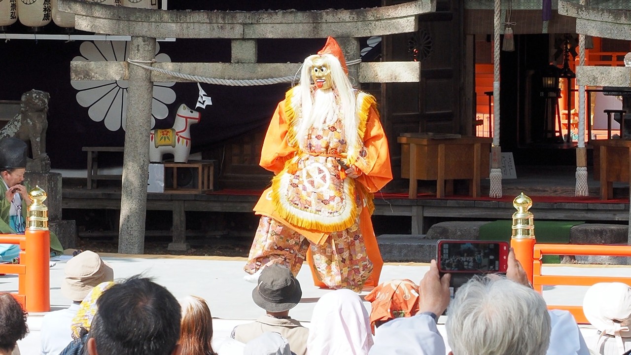 金色の面をつけた舞人による舞楽：泉穴師神社　春季大祭