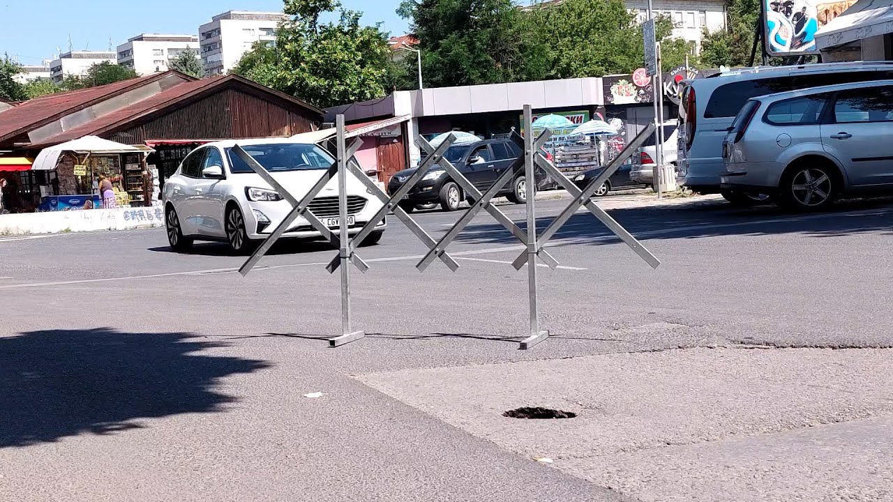 Заради дупка ограничиха участък за движение от бул. "България" в района на Зеленчуков пазар