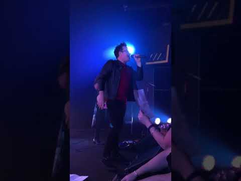 2017.10.14 Scott Carne and Absolutely 80s perform 'Sunglasses at night'