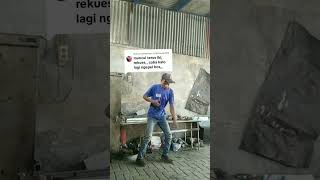 Download lagu joget lucu viral emak emak ngepel lantai #jogetlucu #jogetwelut #lucu mp3