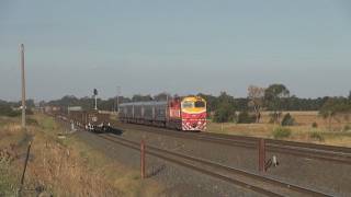 preview picture of video 'Passing trains : Manor Loop : Australian trains and railroads'