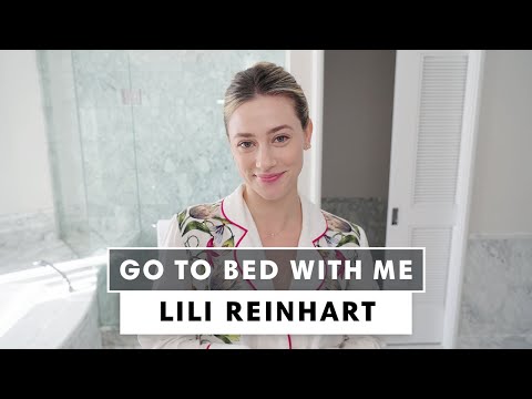 莉莉-萊恩哈特談痤瘡對心理健康的影響 | Go To Bed With Me | Harper's BAZAAR (Lili Reinhart on the Impact of Acne on Mental Health | Go To Bed With Me | Harper's BAZAAR)