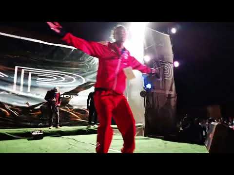 Performance Papí Kavera no festival do Tomboco (ZÁIRE)