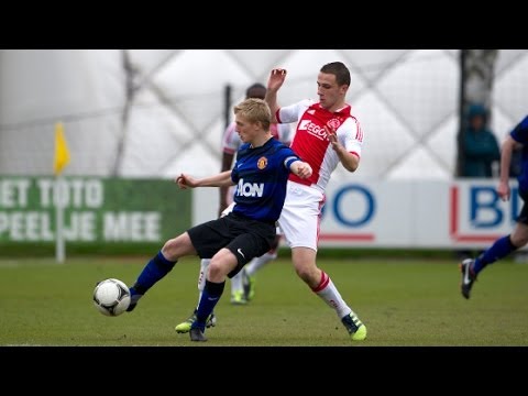 Ajax B1 wint ook van Manchester United