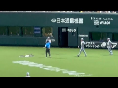 【初退場】藤川球児監督 不可解なリクエスト判定に当然の抗議で退場 ホワイトボードを殴る 納得がいかないレフトスタンドからはブーイングの嵐