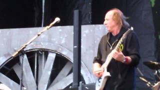 Adrian Belew- killing it on guitar