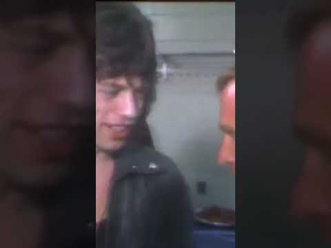🔁 Flashback to 1972: DICK CAVETT chats with MICK JAGGER backstage at MADISON SQUARE GARDEN. 🎤🎸