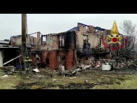Casa in fiamme a Ceva: operazioni di messa in sicurezza