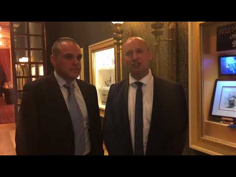 השר בנט ועודד רביבי מברכים את פרופ' לובוצקי. צילום: דוברות שר החינוך