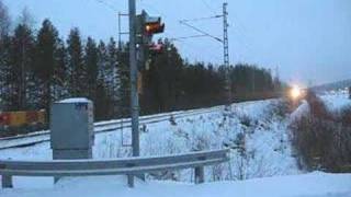 preview picture of video 'InterCity 78 passes Kaatopaikka level crossing on Lapinlahti'