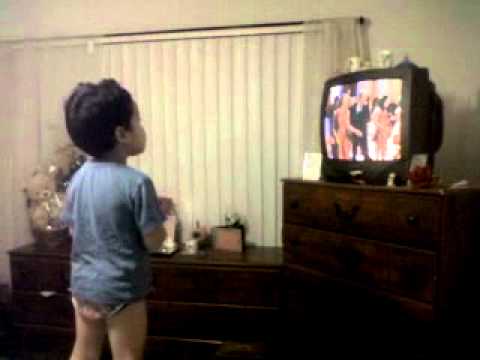 Bruno Mars on Glee (3 YEAR OLD BOY SINGING ALONG)