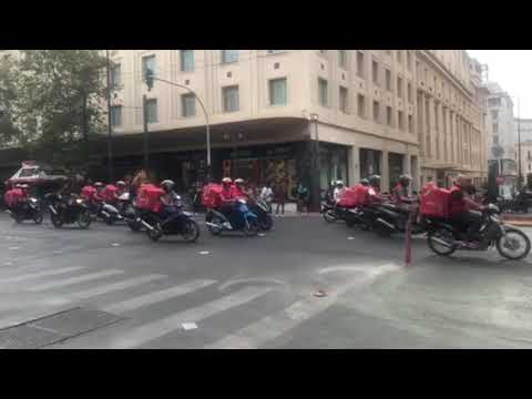 Μεγάλη μοτοπορεία των εργαζομένων διανομέων της efood σε Λάρισα και Αθήνα