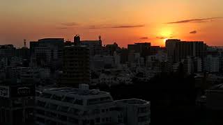 ビルに影る沖縄の夕陽