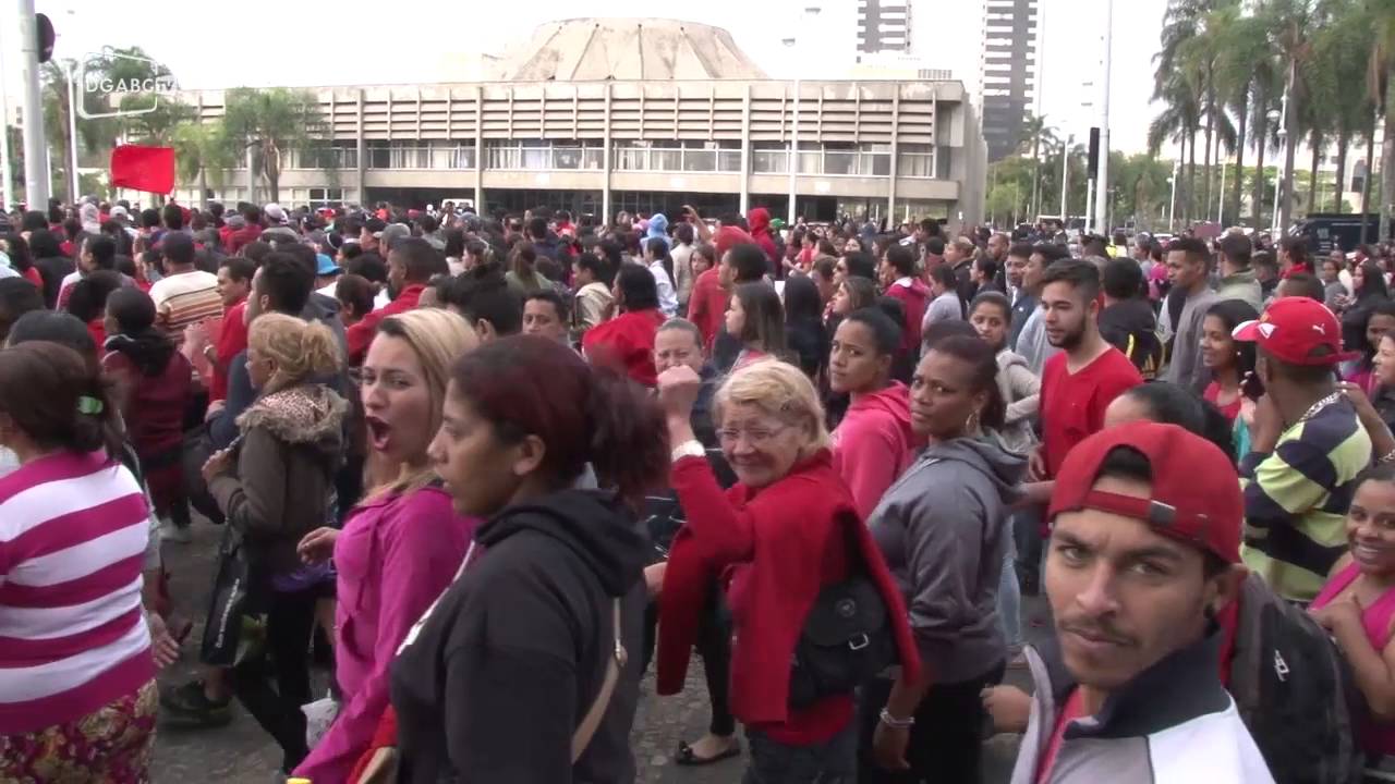 Após desocupar terreno, MTST protesta no paço;