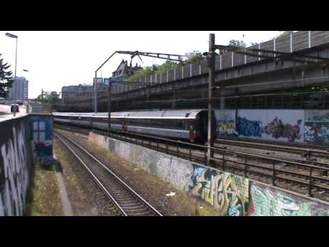 Re 4/4 II mit EC fährt in Basel SBB ein