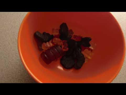 MongoTV_12142 - SPISER SKÅL SALTLAKRIDS OG VINGUMMI SLIK EN VARME TORSDAG AFTEN