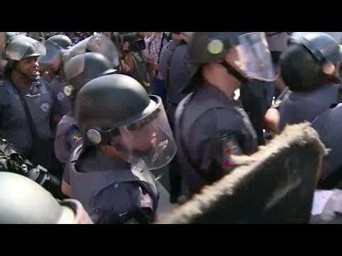 Gas lacrimógeno en protesta contra el Mundial
