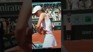 Download lagu Iga Swiatek changing shirt, Roland Garros Final 2023. mp3 Download lagu Iga Swiatek changing shirt, Roland Garros Final 2023. mp3