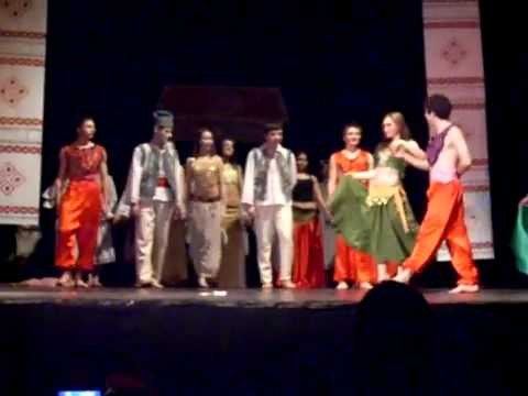 Ansamblul Coconite saluta publicul sfarsit de spectacol  21( 2009)