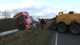 preview picture of video 'Lastbil kørt i grøften. Rute 28 mellem Vejle og Børkop. 12/12-2009. Formiddag.'