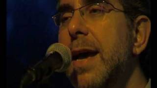 Benyamin Steinberg Performs Shlomo Carlebach Return Again (הזמר והיוצר בנימין שטיינברג) - התמונה מוצגת ישירות מתוך אתר האינטרנט יוטיוב. זכויות היוצרים בתמונה שייכות ליוצרה. קישור קרדיט למקור התוכן נמצא בתוך דף הסרטון