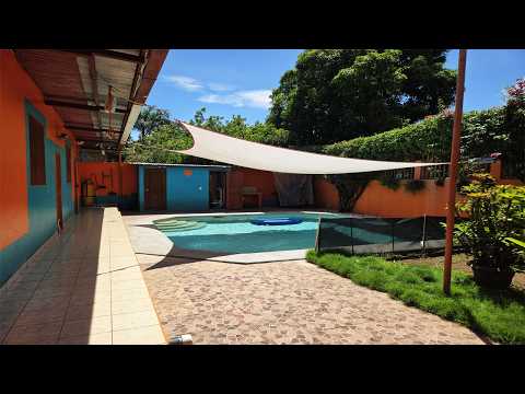 Large House with 4 Bedrooms, Swimming Pool, plus Garage in Granada.