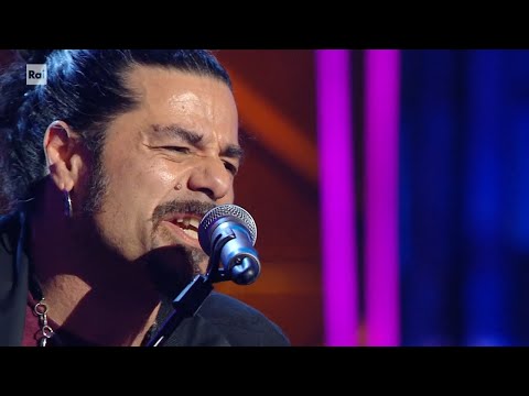 Sally Cangiano canta e suona "Napule è" - Dalla strada al Palco 25/04/2023