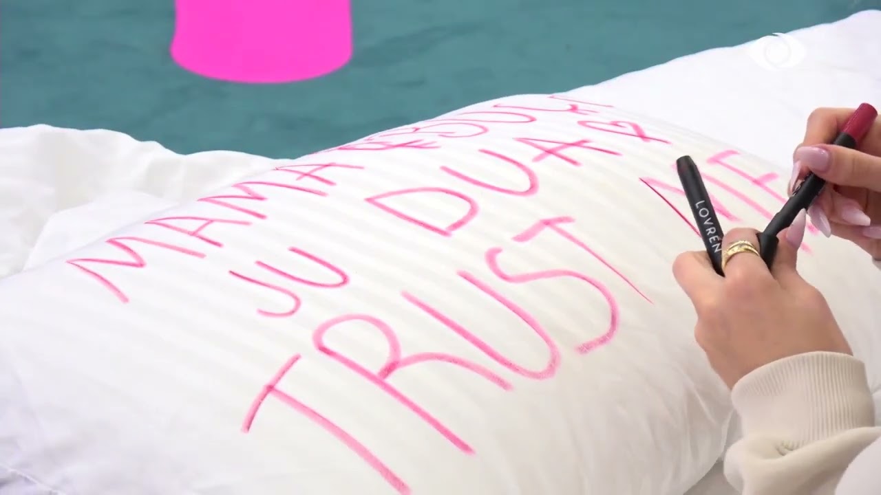 “Mama dhe buço, ju dua”/ Selin shkruan mesazh për prindërit në jastëk