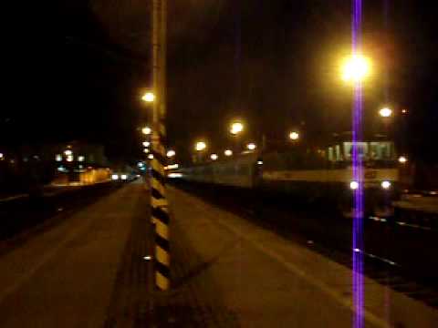 162.035 odjíždí, 162.019 tomu přihlíží