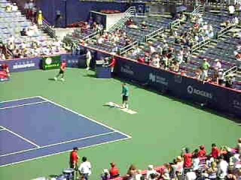 Federer warming up before QF match vs Tsonga (Montreal 2009)