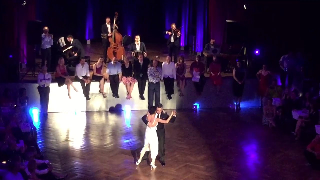 Jonatan Saavedra y Clarisa Aragon mit Solo Tango Orchestra