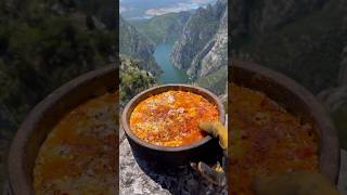 Download lagu Zirvede Kiremit Tavada Menemen - Cooking menemen in a tile pan at the top mp3
