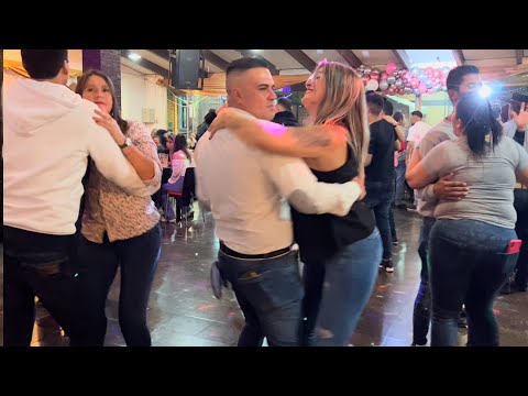Tremendo corrido que se bailaron estos lindos parientes - REVOLUCION TROPICAL - CORRIDOS PERRONES