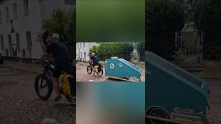 Auf Tour mit meinem Fahrradwohnwagen durch die Natur zu einem schönen See