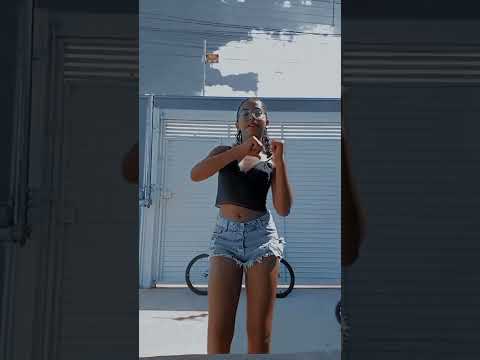 Júlia dançando funk