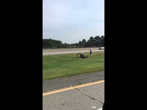 Ein Mann und sein Rasenmäher