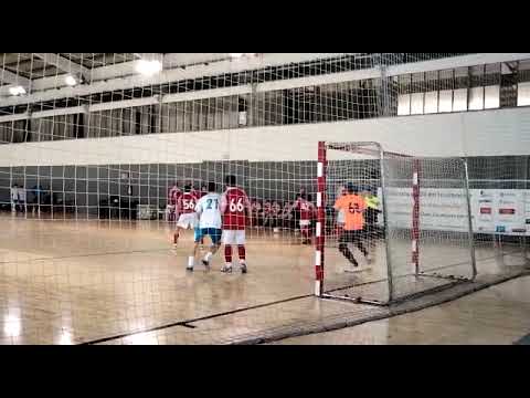 Saque de banda, chute a media altura. Poca visibilidad, despeje a corner.