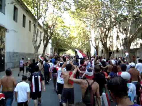 "Chacarita es un sentimiento!" Barra: La Famosa Banda de San Martin • Club: Chacarita Juniors • País: Argentina