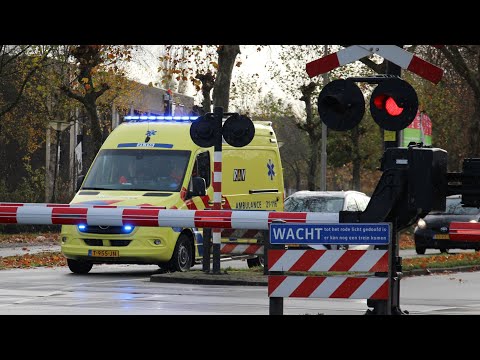 Verschillende Ambulances met spoed staan vast voor gesloten spoorbomen in Oss