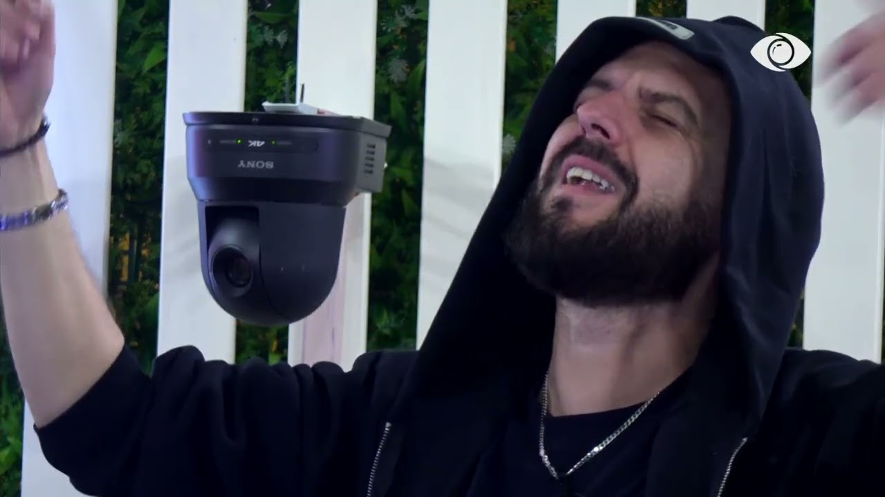 Kristi kërcen me Bolin në krahë