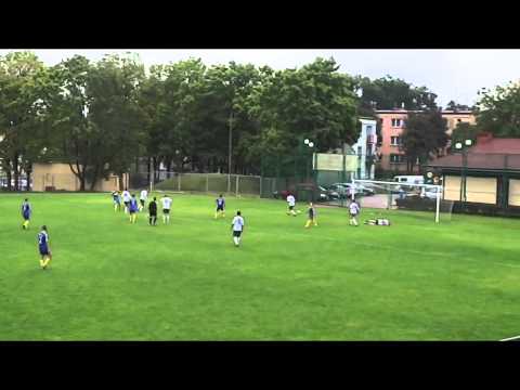 Bramka tygodnia! Maciej Wikiera z Sokoła II Serock rozrywa ręce bramkarzowi Korony Warszawa.