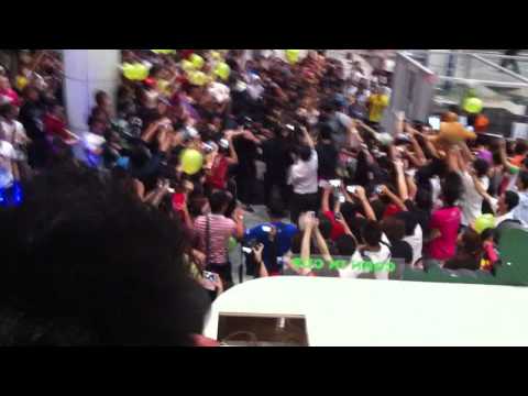 [FANCAM] 121002 T-ARA ARRIVAL AT KLIA (FROM UPSTAIRS)