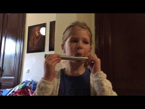 Lana blaast 3 noten op de dwarsfluit