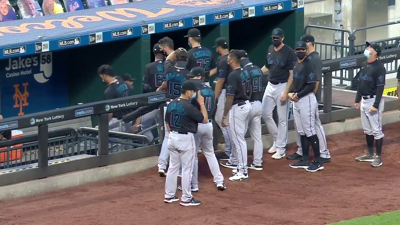A DIFFERENT WALK-OFF: Marlins, Mets hold moment of silence, jointly leave field - YouTube