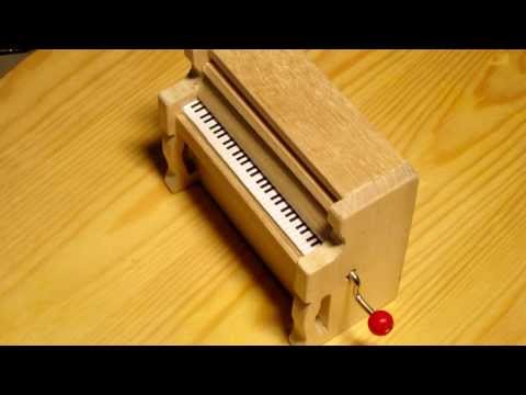 Nukkekodin piano-soittorasia - Dollhouse size piano musicbox
