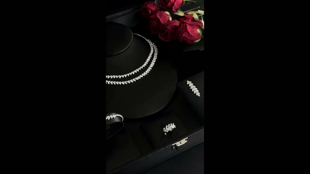 طقم اكسسوار راقي يتكون من عقد مزدوج