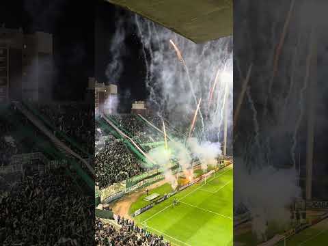 "El recibimiento de los hinchas de Ferro" Barra: La Banda 100% Caballito &bull; Club: Ferro Carril Oeste