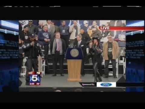Jay Z performing Empire State of Mind with Bridget Kelly at 2009 Yankees Parade