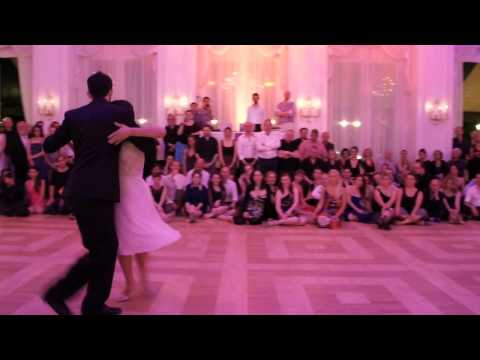  Dana Frigoli  and  Adrian Ferreyra  are  dancing  to  the  tango  "  Pensalo Bien  "  by  Juan D'Arienzo  in  2015